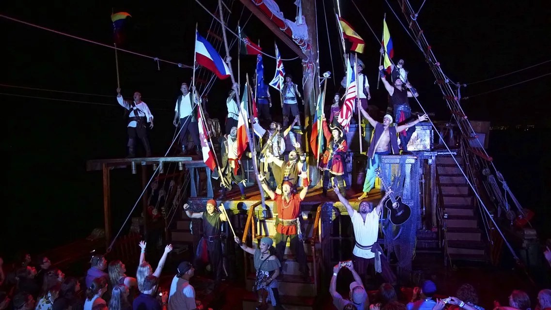 Barco Pirata Cena Bajo El Mar Puerto Vallarta