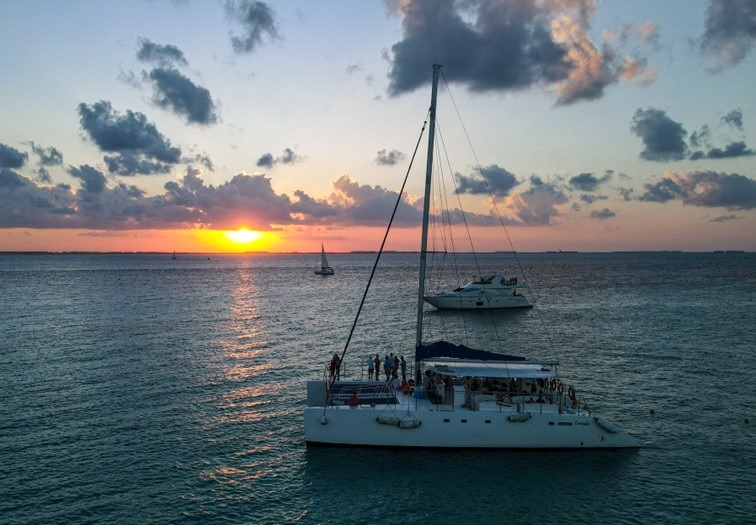 Isla Mujeres Catamaran Unlimited con Transporte Redondo